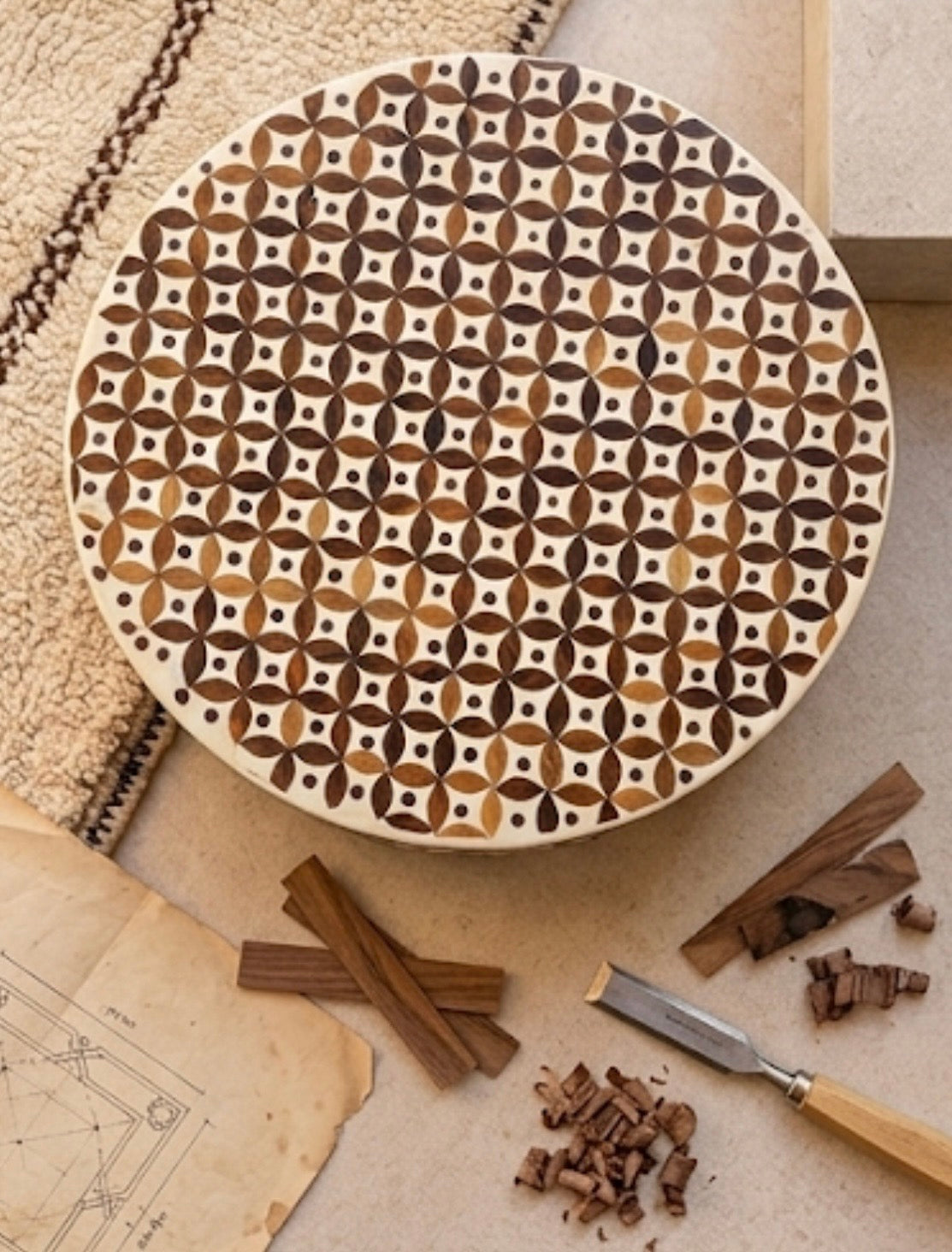 Table basse en bois et résine